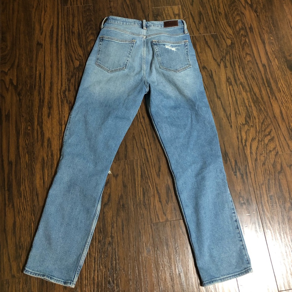 Hollister size 26 Ultra High Rise Vintage straight Distressed Medium Wash Jeans - Picture 2 of 6